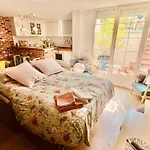 Loft De Estilo Industrial Con Jardin Y Garaje Privados