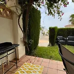 Adosado de estilo Mediterráneo, con jardín y vistas