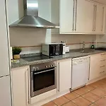 Adosado de estilo Mediterráneo, con jardín y vistas