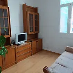 Piso antiguo, muebles viejos, muy sencillo, alquilado en invierno a estudiantes, sin ascensor, cocina antigua a gas, edificio muy antiguo