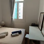 Piso antiguo, muebles viejos, muy sencillo, alquilado en invierno a estudiantes, sin ascensor, cocina antigua a gas, edificio muy antiguo