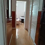 Piso antiguo, muebles viejos, muy sencillo, alquilado en invierno a estudiantes, sin ascensor, cocina antigua a gas, edificio muy antiguo