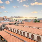 Al Lado De La Catedral Y La Plaza Abastos