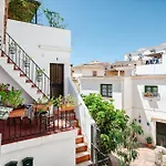 Traditional central 2 Double bed apt in quiet square