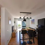 Book Jet - Sunny Holiday Home With Garden And Strong Wifi
