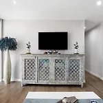 Cozy Room In Stylish Flat Just Steps From The Beach