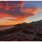 Apartamento con terraza, vistas playa y montaña