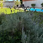 Villa Mandres. Casa Con Jardin Y Piscina. Proximo A Puy Du Fou.