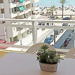 Apartamento céntrico en la playa con piscina.