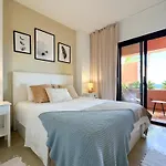 Hola! Apartments At Coto Real