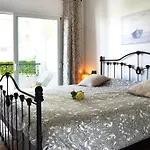 Luxury Garden Apartment - Walking Distance To The Sea