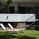 Luxury Garden Apartment - Walking Distance To The Sea