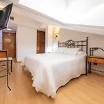 Hostal Sin Recep24H Puerta De La Villa - Pet Friendly & Restaurante