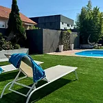 Villa con piscina a pie de playa
