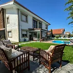 Villa con piscina a pie de playa