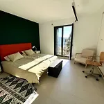 Casa De Estilo Moderno Con Gran Jardin Y Piscina
