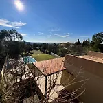 Casa De Estilo Moderno Con Gran Jardin Y Piscina
