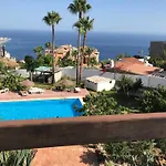 pequeño conjunto casas adosado