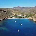 Apartamento con vistas al canal en residencia con piscina