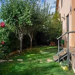 Acogedora Casa Con Verde Jardin By Cabana Rentals