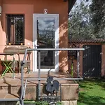 Acogedora Casa Con Verde Jardin By Cabana Rentals
