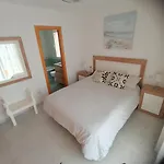 Apartamento céntrico en la playa con piscina.