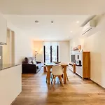 Besalú 11 Moderno apartamento con AC en la plaza
