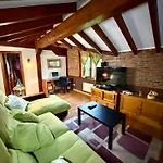 Chalet Con Zona De Asador En Quijas