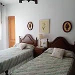 Piso bajo de 3 habitaciones y un baño