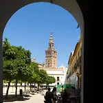 Holi-Rent Historic House Next To The Alcazar