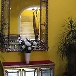 La Casa Amarilla
