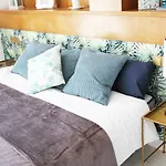 Hugo Beach Hotel & Apartments