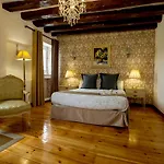 Oriente Palace Apartments