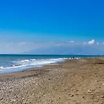 Renthas Calabeach Apartment