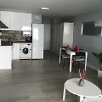 Estudio moderno con jardín privado y piscina