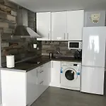 Estudio moderno con jardín privado y piscina