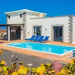 Eslanzarote Villa Eleonor, Super Wifi, Heated Pool, Sat Tv
