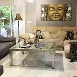 Villa de Lujo con Jardines y Piscina