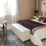 Villa de Lujo con Jardines y Piscina