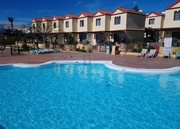 Green Oasis By The Pool