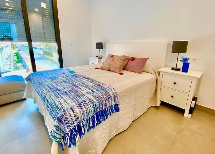 Chalet Con Piscina Privada En La Urb. De Puerto Rey
