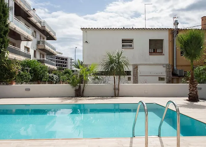 Apartamento moderno con piscina y parking cerca de la playa