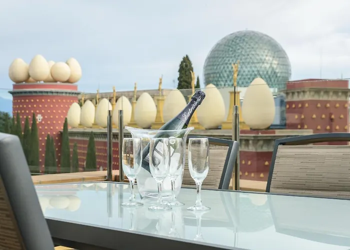 Apartamento ático enfrente del Museo Dalí