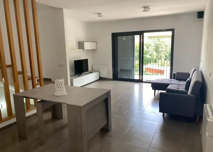 Ample House With Views In Front Of Baells Reservoir