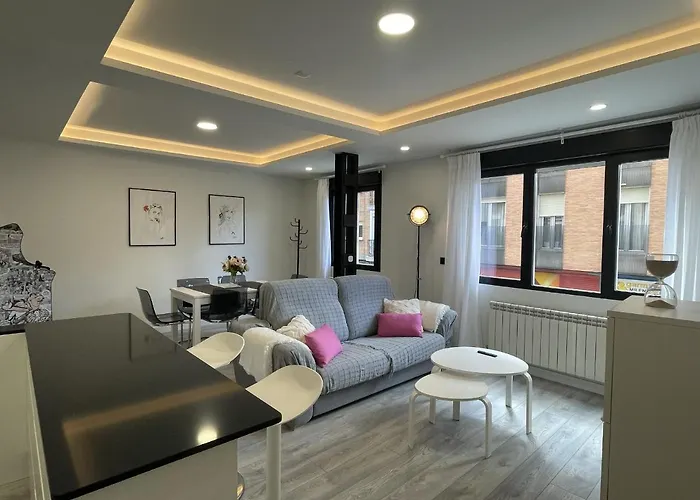 Apartamento Nuevo Con Patio, Situado En El Centro.