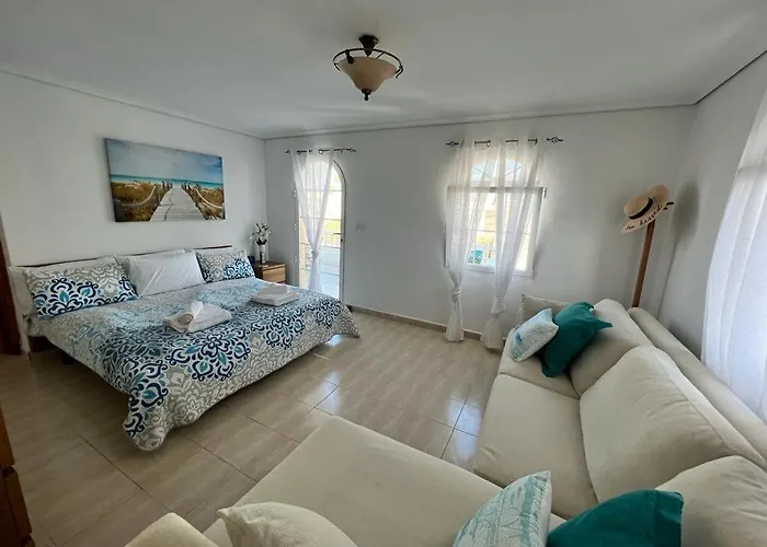 4 Bed 3 Bath Villa Sleeps 8, Pool Wifi Tv Close To Beach Restaurants And Shops