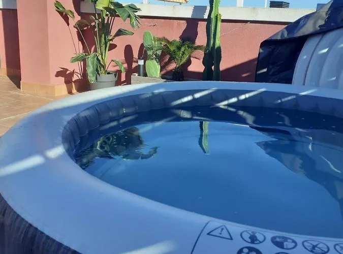 Grand solarium, jacuzzi privé,piscine,tout confort