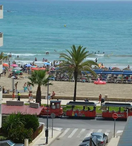 Apartamento céntrico en la playa con piscina.