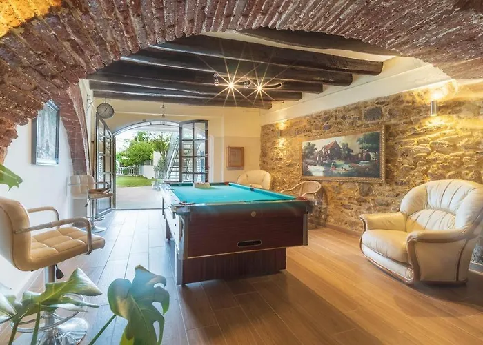 Newly Renovated Large Villa With Garden