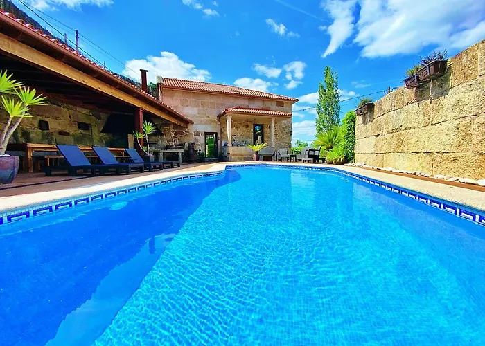 VILLA NOGUEIRA - Casa rústica con piscina y barbacoa